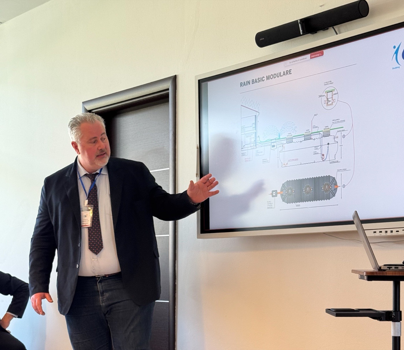 Giovanni Gori, di AQUAPURA Elbi, presenta il sistema Rain Basic Modulare durante il convegno Mac3 "Costruiamo Valore insieme"